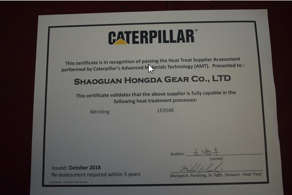 品质至上，求索创新      ——卡特彼勒公司总部代表为我司颁发“氮化质量荣誉证书”